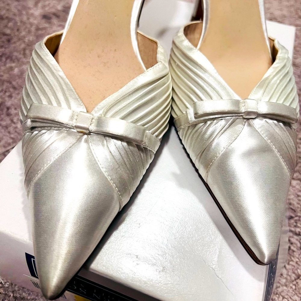 Nina satin shoes size 10
